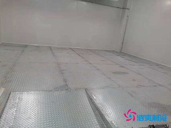 圖為庫內(nèi)鋼板鋪設完工實拍